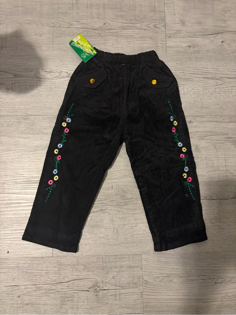 Kids corduroy pants with floral embroidery.